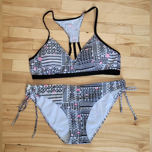 A bikini set by Tag - Picture 3 of 6